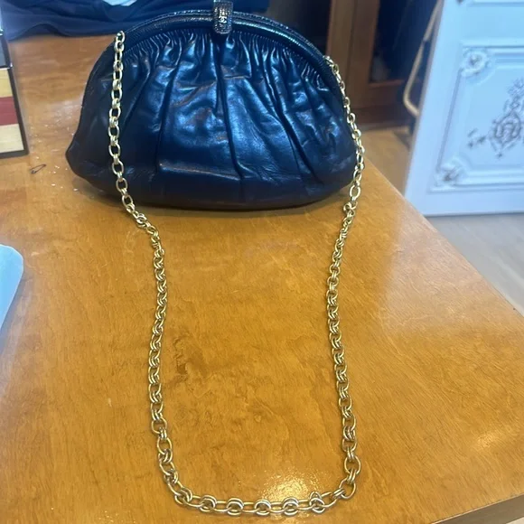 100% Vintage Chanel Clutch with original chain. Can be worn crossbody. - Picture 14 of 14